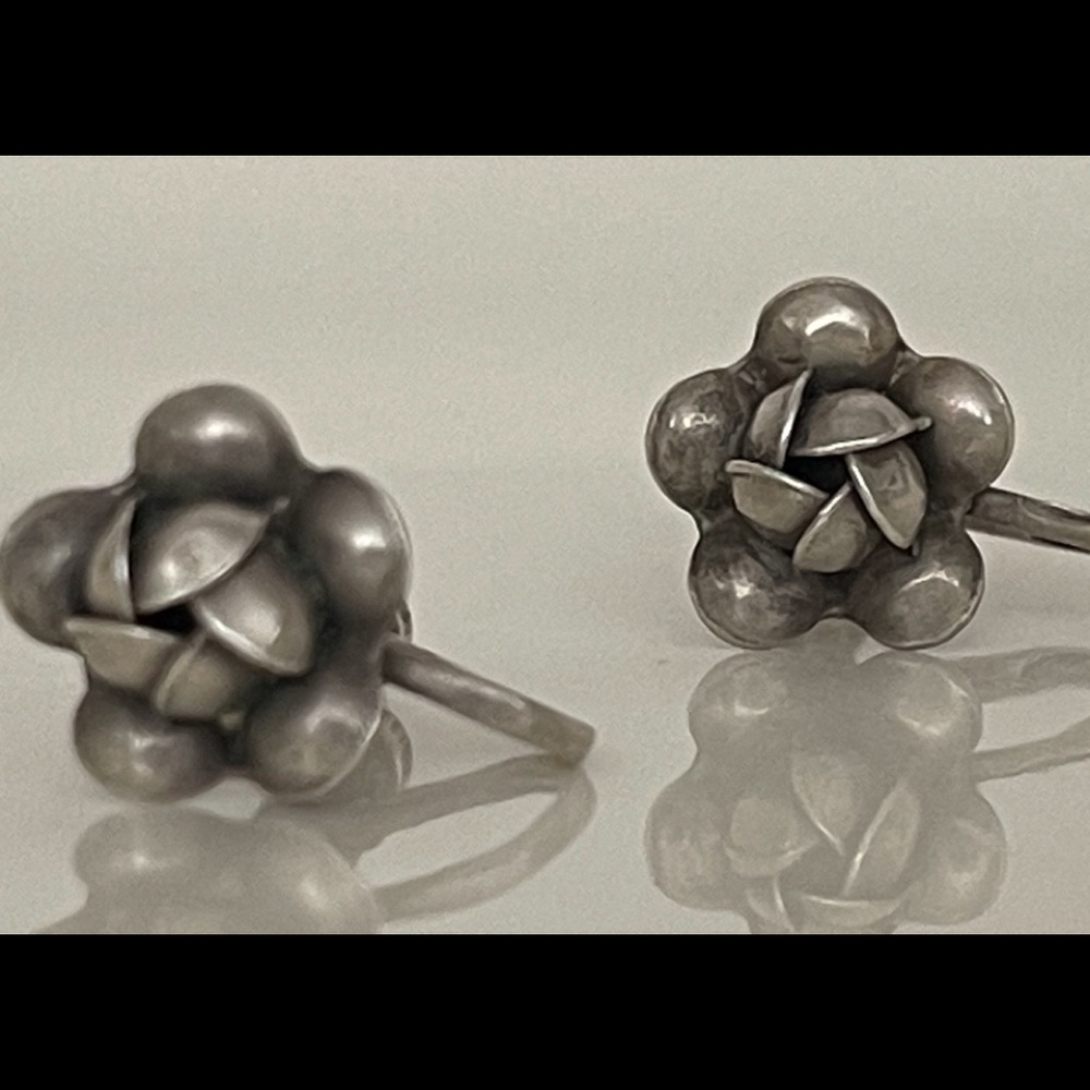 Vintage Sterling Silver Floral Earrings. - Picture 2 of 7